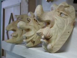 gruppo di maschere "caricaturali" in legno di cirmolo a finitura naturale 
